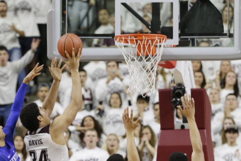 Texas A&M's Tyler Davis (34) scores as the clock runs out in overtime against Kentucky at...