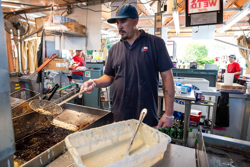 Gabriel Llaguno prepara una capirotada frita en uno de los puestos de la familia Garza en la...