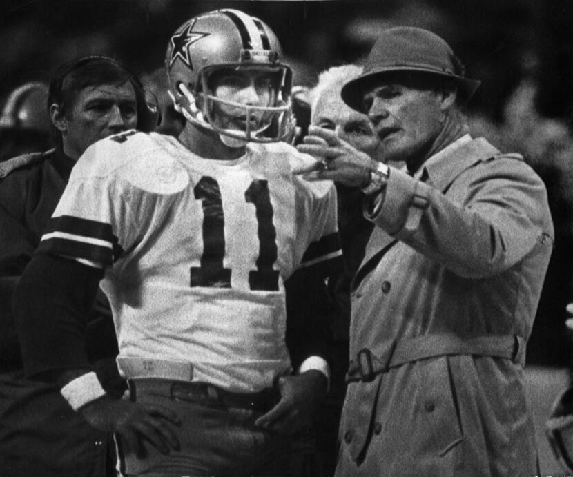 Dallas Cowboys coach Tom Landry gives instructions to quarterback Danny White (11) during...