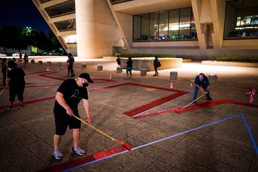 Concejales ayudan a pintar las palabras “Black Lives Matter” en la explanada de Dallas City...