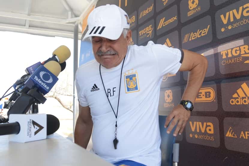 El técnico de Tigres, Ricardo 'Tuca' Ferretti está presionado por los malos resultados que...