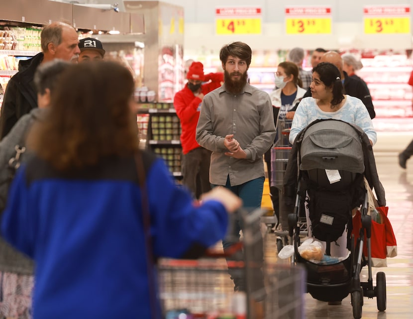 Los primeros compradores en el día de la apertura del H-E-B de Plano el miércoles 2 de...