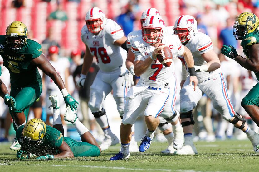 Southern Methodist Mustangs quarterback Shane Buechele (7) runs the ball during the second...