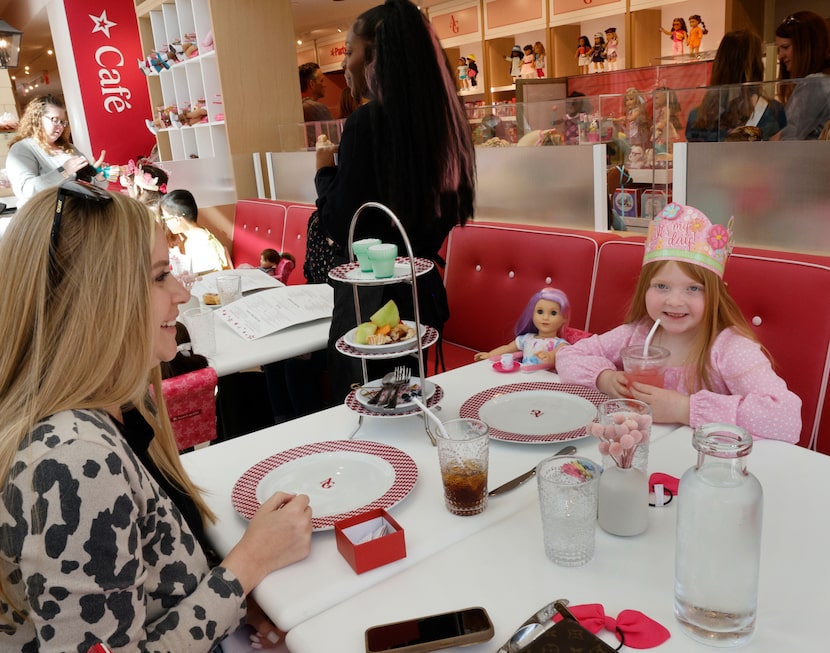 American Girl abrió en Dallas una tienda, que será una de solo nueve en todo Estados Unidos...