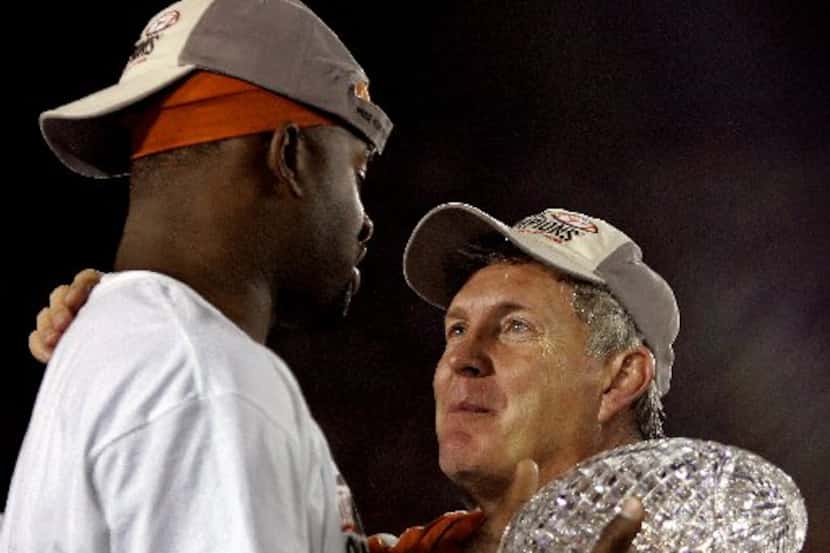 ORG XMIT: *S0415139039* Texas quarterback and game MVP Vince Young holds the championship...