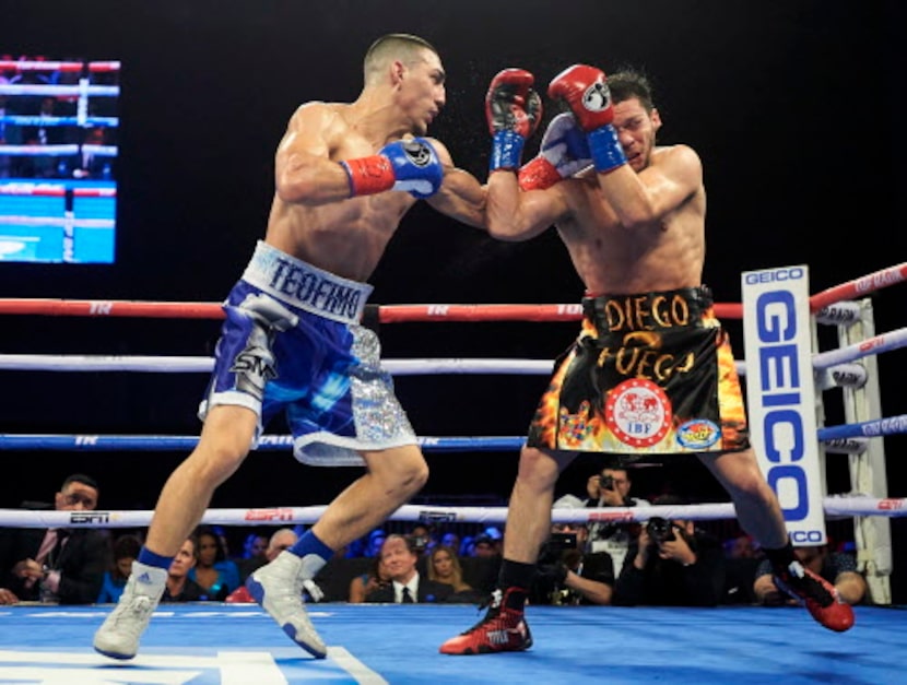 Teófimo López (izq.) noqueó a Diego Magdaleno (AP Photo/Cooper Neill)