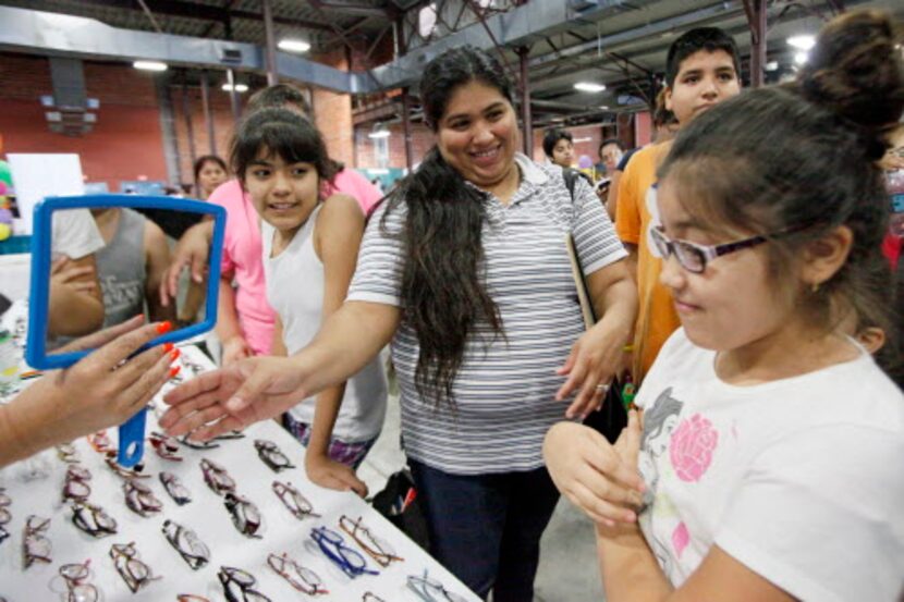 Sara Torres, de 8 años, junto a su madre Lisa Ángeles, recibió gafas luego de un examen de...