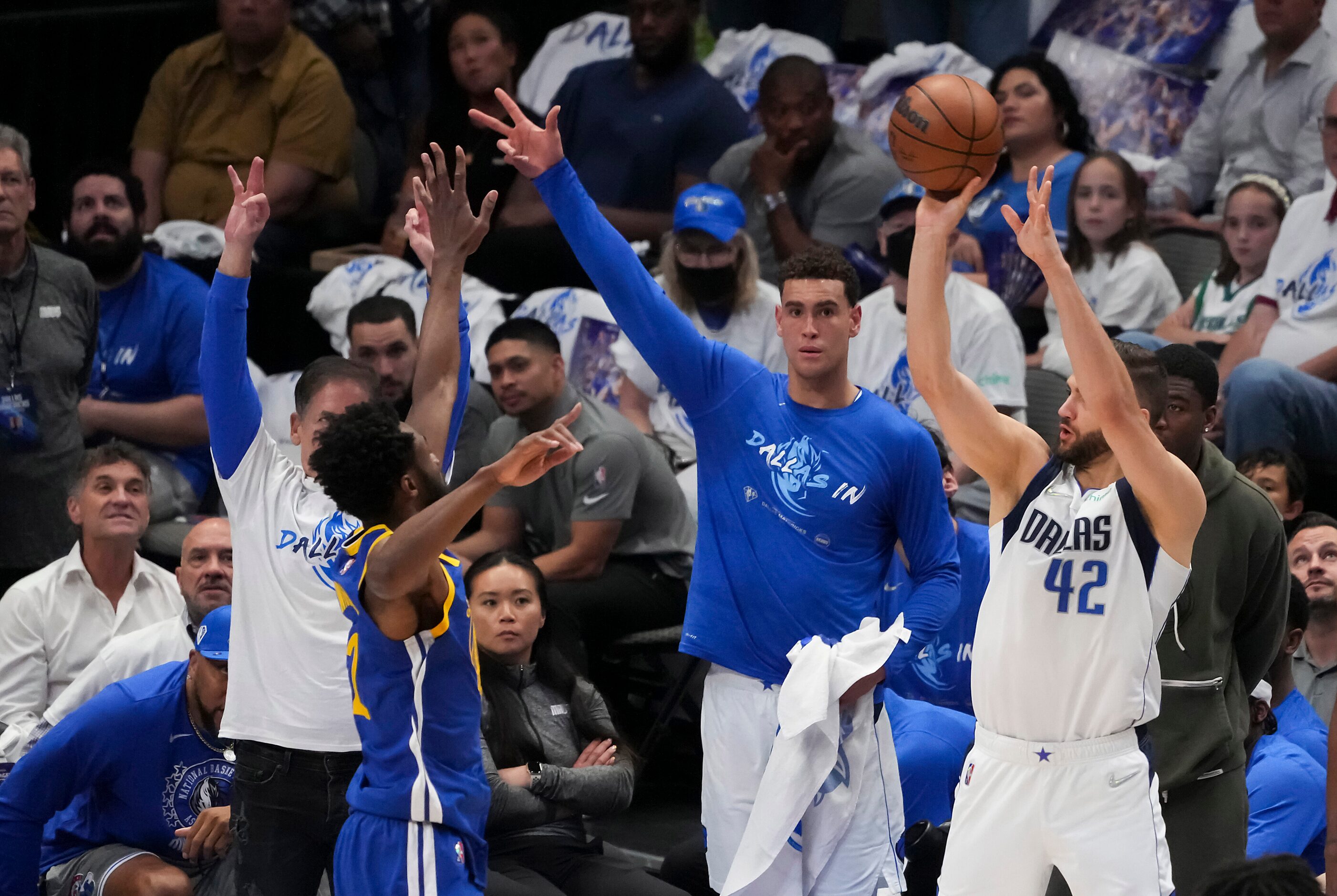 Dallas Mavericks forward Maxi Kleber (42) shoots a 3-pointer over Golden State Warriors...