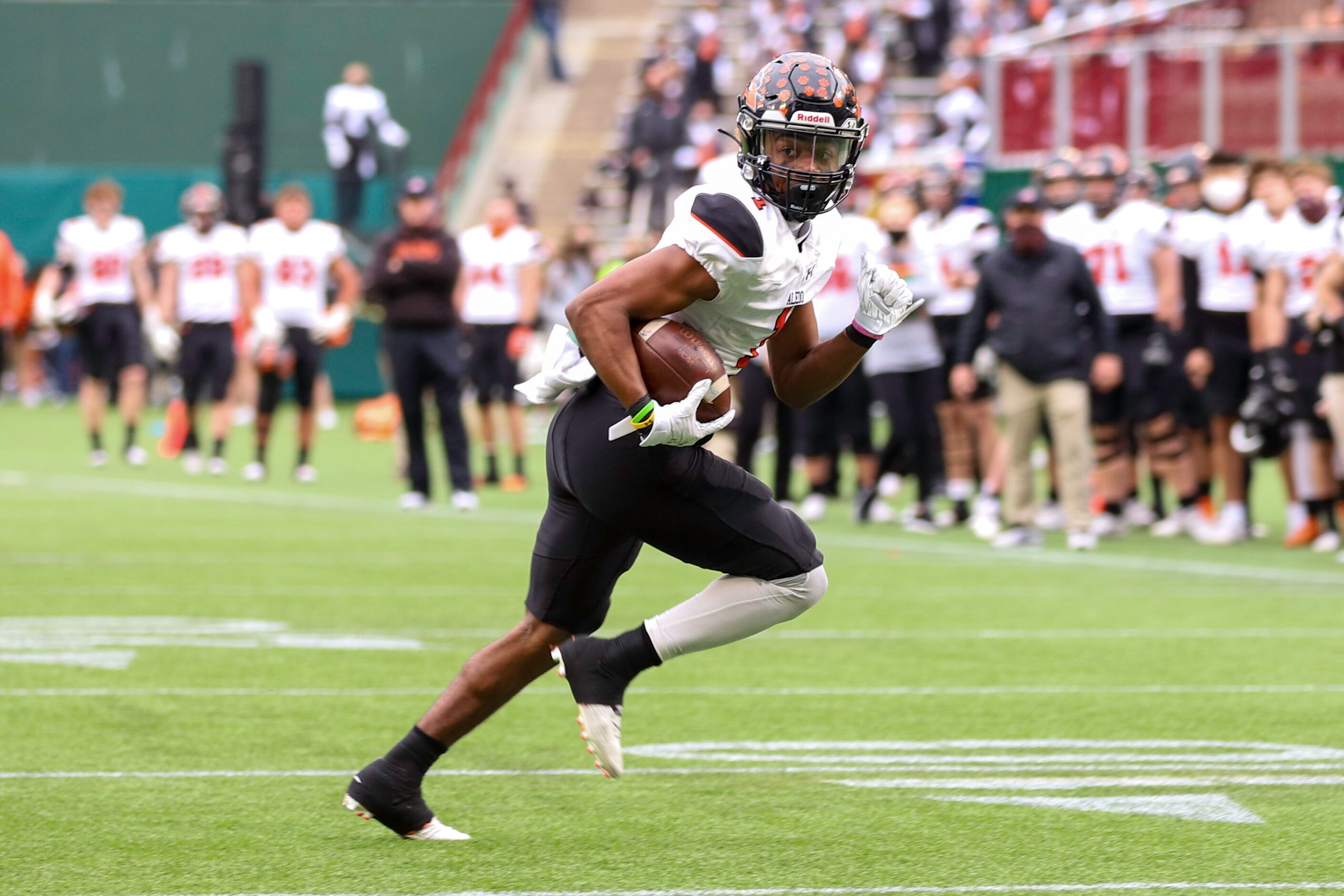 Aledo wide receiver Jo Jo Earle (1) runs for a touchdown during the first half against North...