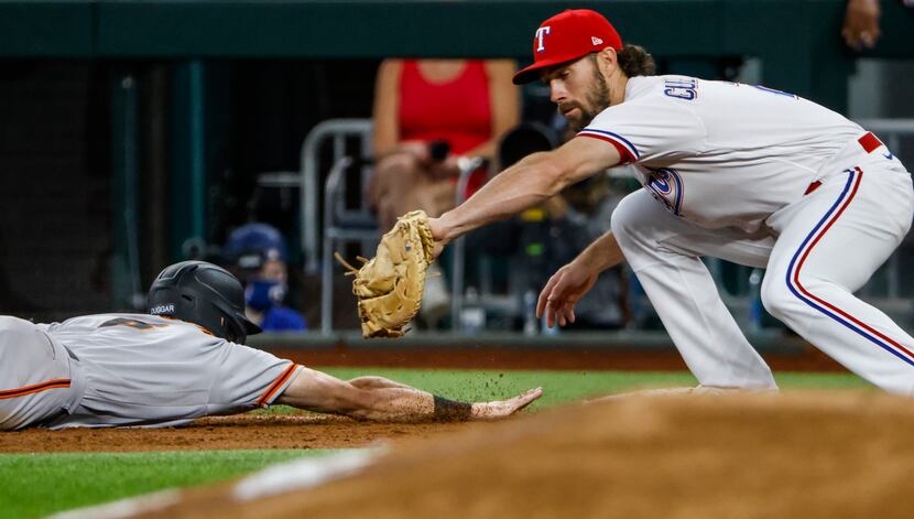 Texas Rangers shortstop Charlie Culberson (2) attempts to tap out San Francisco Giants...