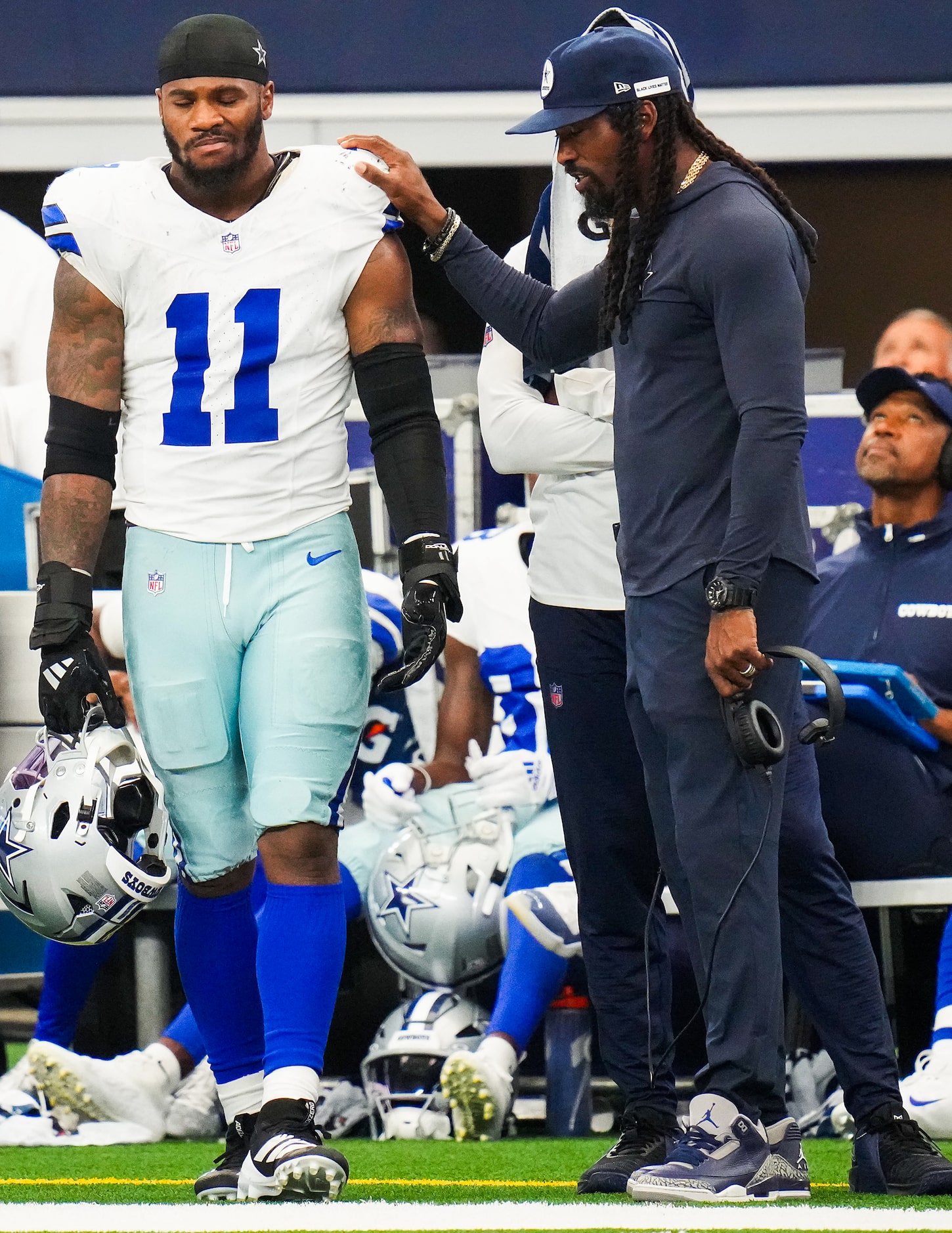 Dallas Cowboys defensive backs coach Al Harris talks with linebacker Micah Parsons (11)...