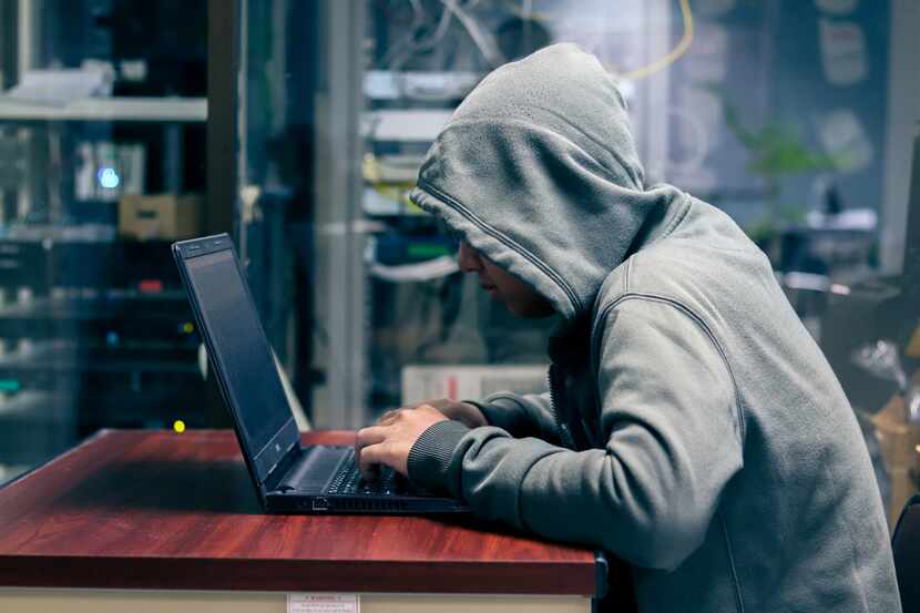 Una persona roba información en una computadora. iStock.
