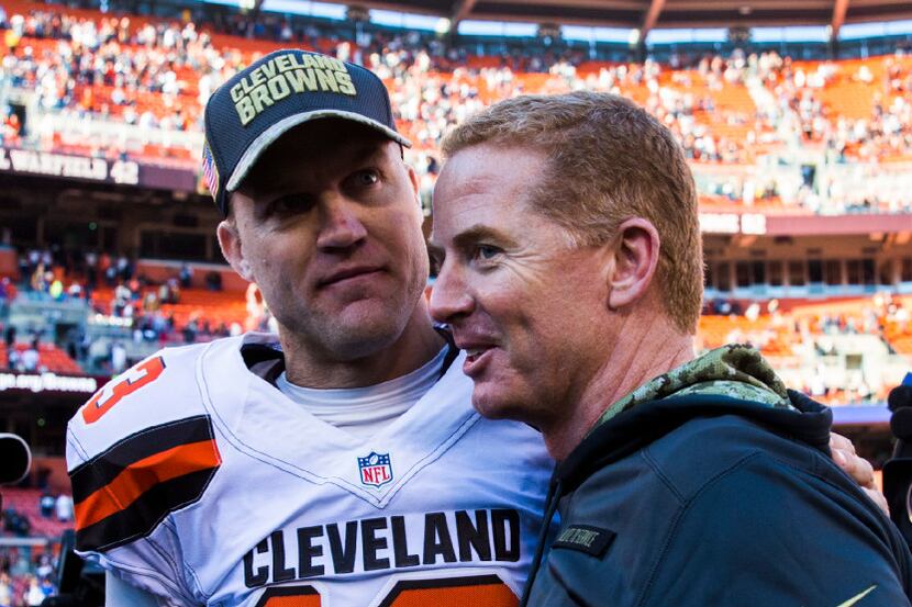 Dallas Cowboys head coach Jason Garrett talks with Cleveland Browns quarterback Josh McCown...