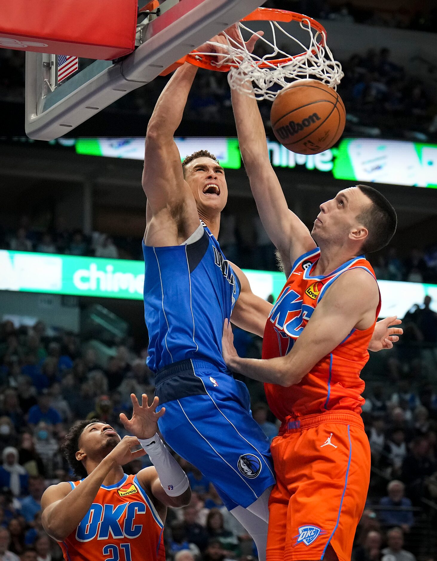 Dallas Mavericks center Dwight Powell (7) dunks the ball past Oklahoma City Thunder forward...