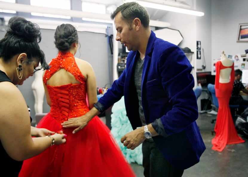 Rulli Torres trabajando en un vestido para prom. BEN TORRES/Especial para AL DÍA