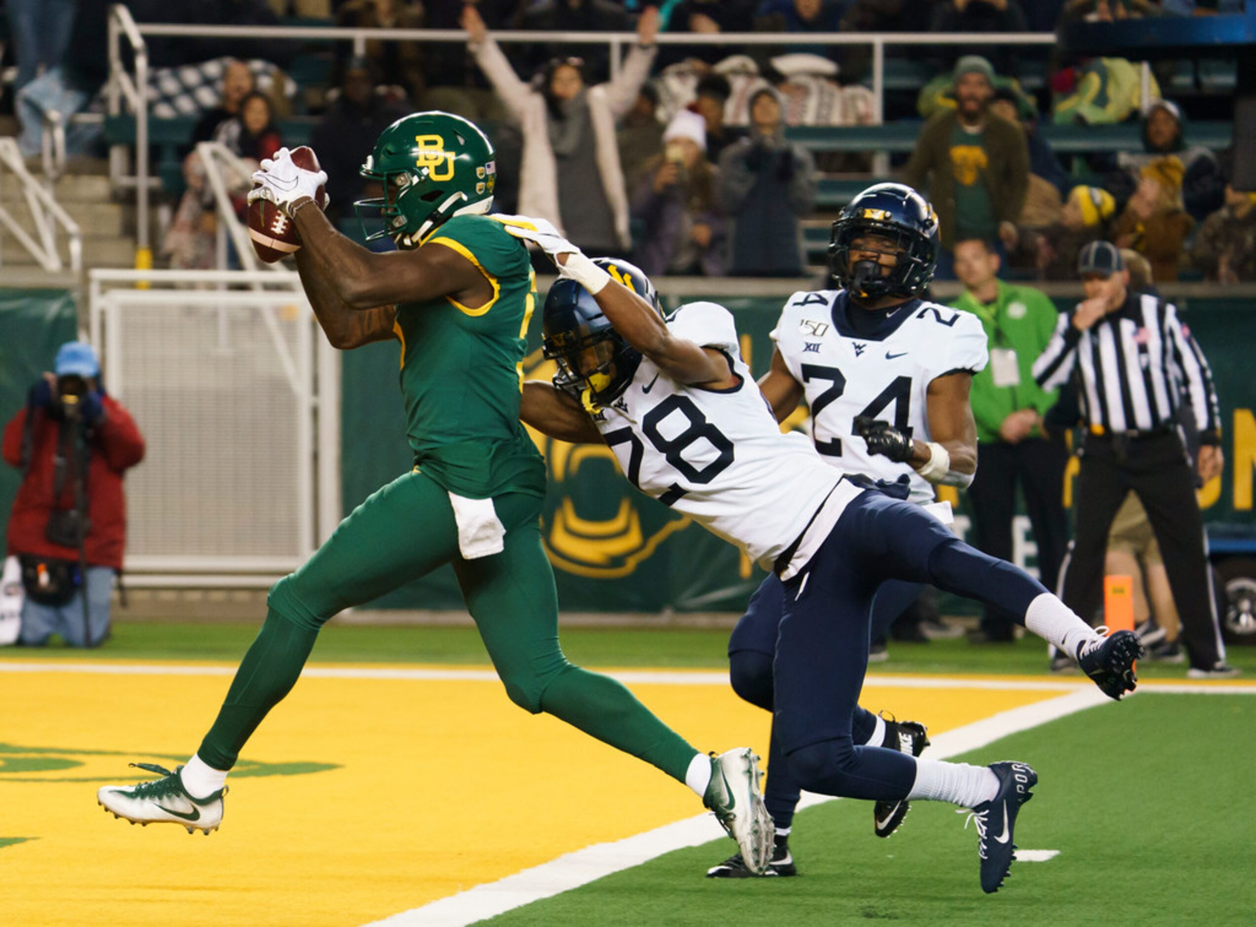 Baylor wide receiver Denzel Mims (5) scores past West Virginia cornerback Keith Washington...