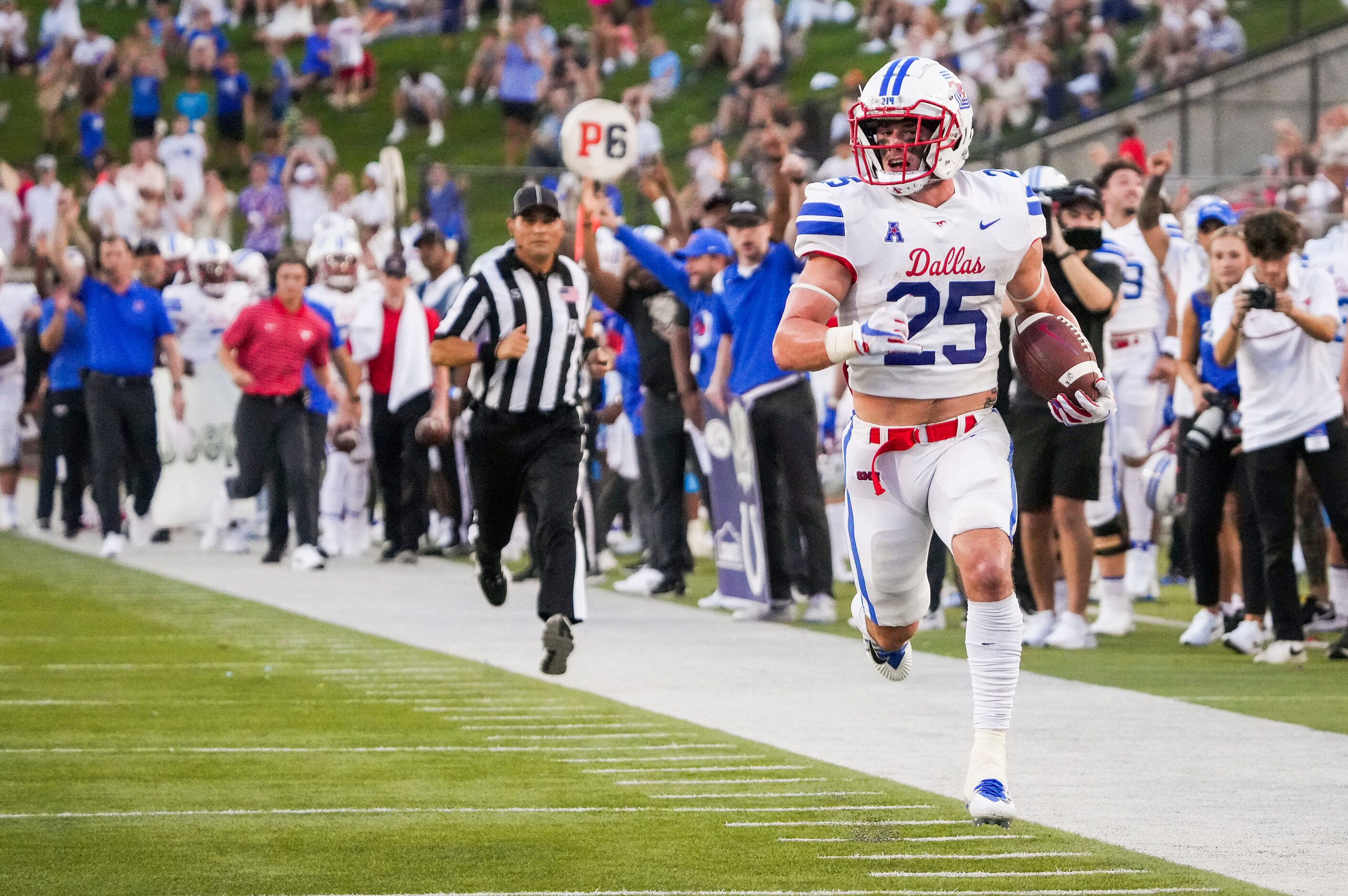 SMU running back TJ McDaniel (25) races down the sidelines on a 57-yard touchdown run during...