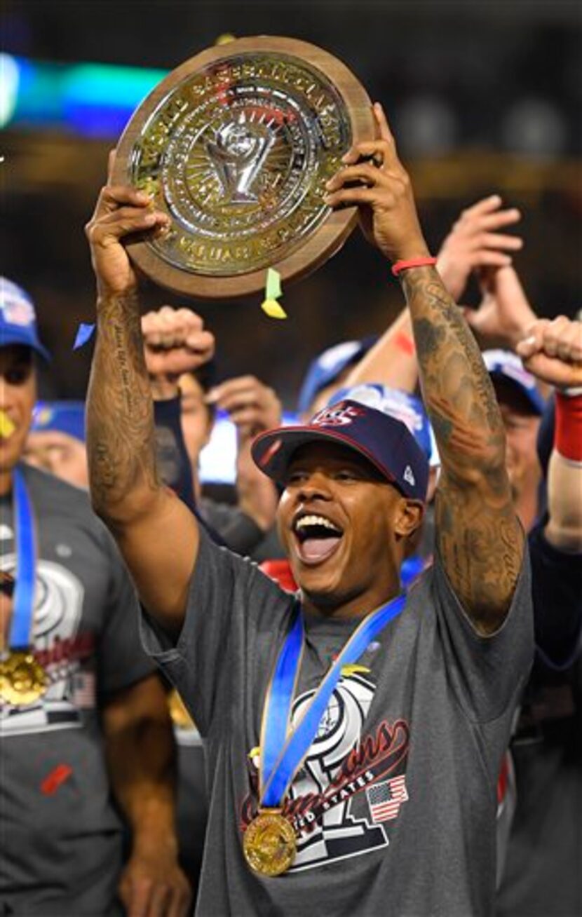 El lanzador de Estados Unidos Marcus Stroman celebra el premio al Jugador Más Valioso tras...