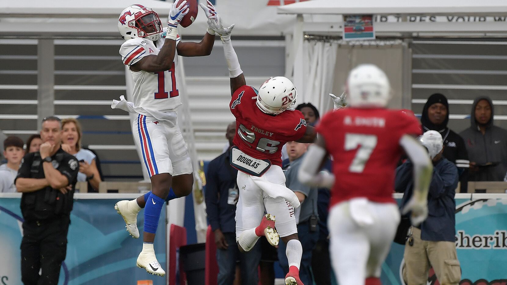 SMU's Rashee Rice (11) tries to catch a pass in front of Florida Atlantic's Chris Tooley...