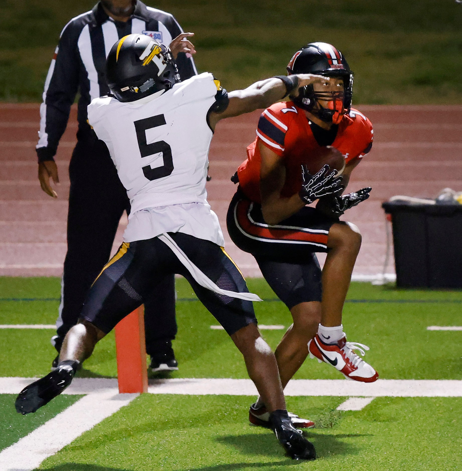 Rockwall-Heath receiver Shawn Gary (7) pulls in a fourth quarter touchdown pass as he’s...