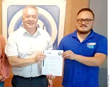 Armando Pérez Luna (izq.) al registrar su candidatura con el PAN.