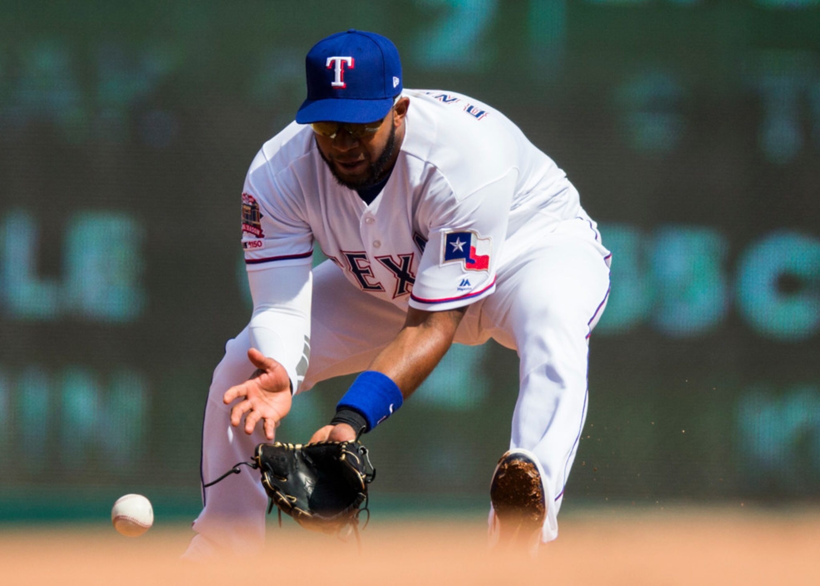 Texas Rangers shortstop Elvis Andrus (1) fields a grounder from Chicago Cubs catcher Willson...