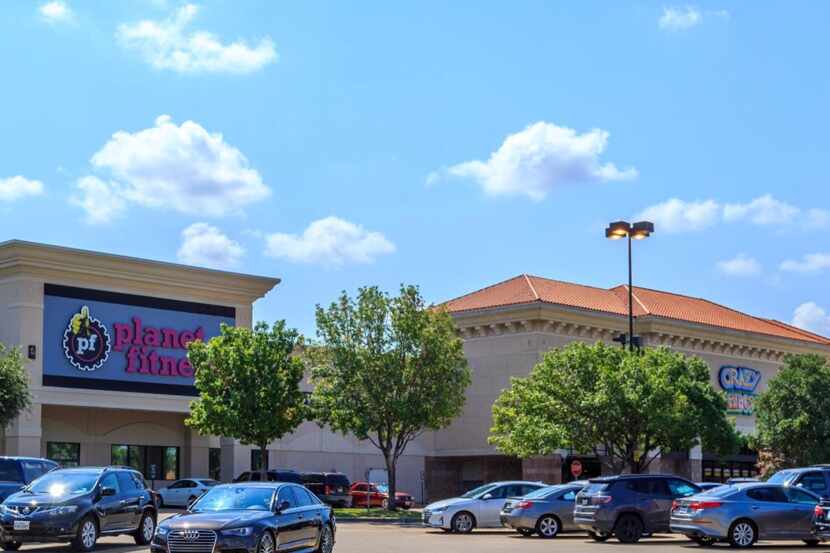 Serac Capital Partners LLC the purchased Cooper Oaks Crossing shopping center in Arlington.