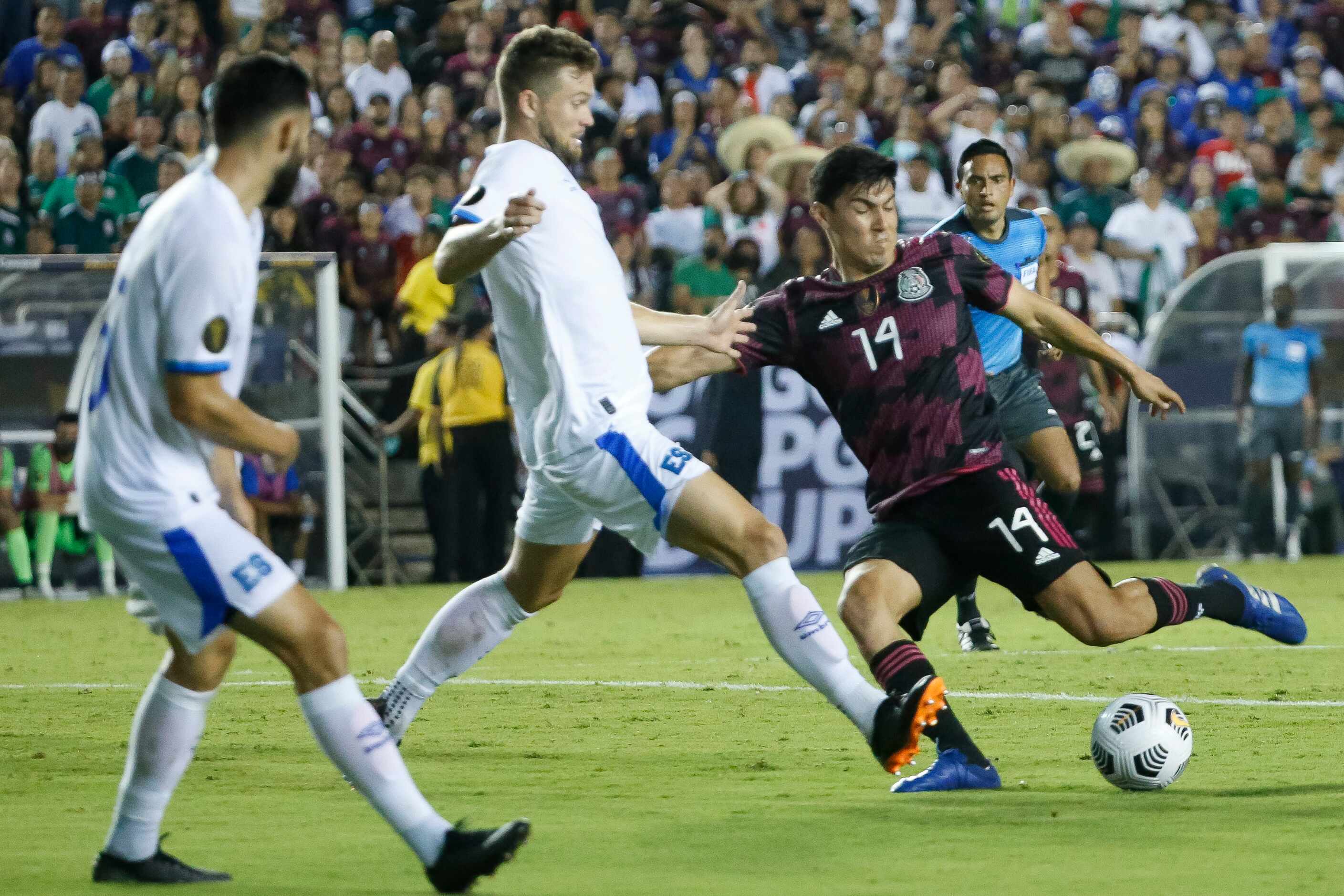 El Salvador defender Eriq Zavaleta (4) blocks a shot from Mexico midfielder Erick Gutiérrez...