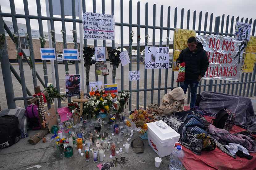 Un altar con velas y fotos cubre la cerca afuera del centro de detención de migrantes que...