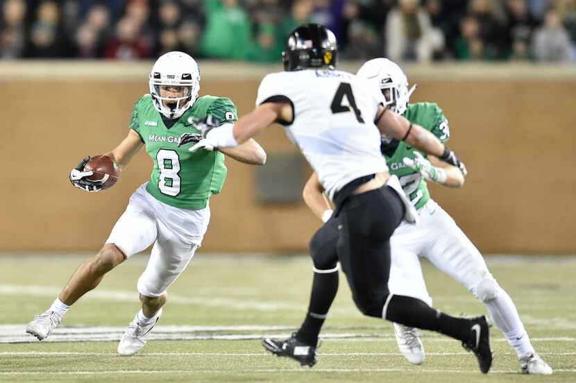 North Texas sophomore wide receiver Rico Bussey, Jr. (8) catches a pass and runs around Army...