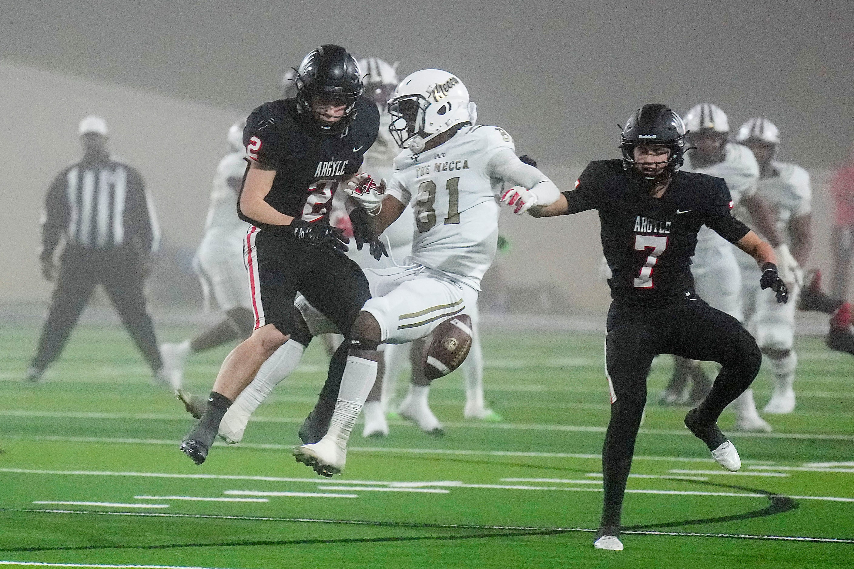 South Oak Cliff wide receiver Miles Johnson (81) can’t make a catch as Argyle defensive...