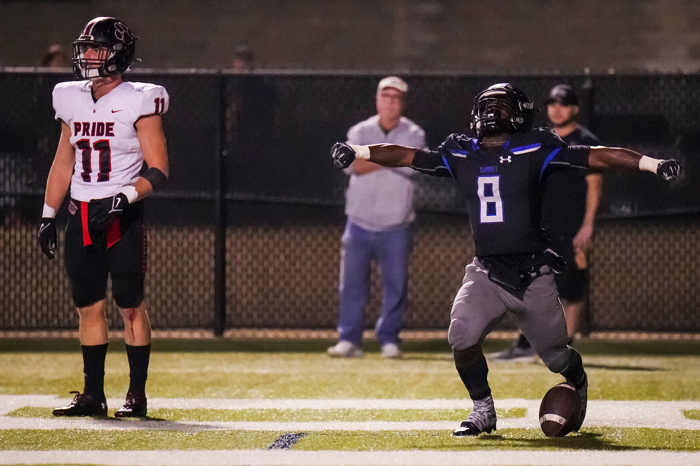 Mansfield Summit running back Keon Hobbs (8) celebrates after scoring a touchdown past...