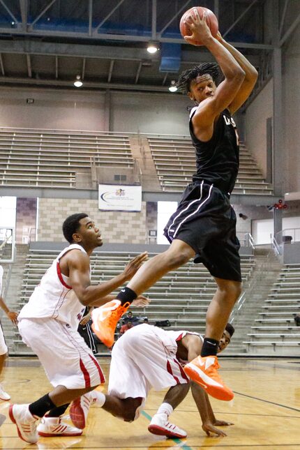 Lancaster's Daeshon Hall (11) leaps above Carter's defense to grab a pass during the DISD...