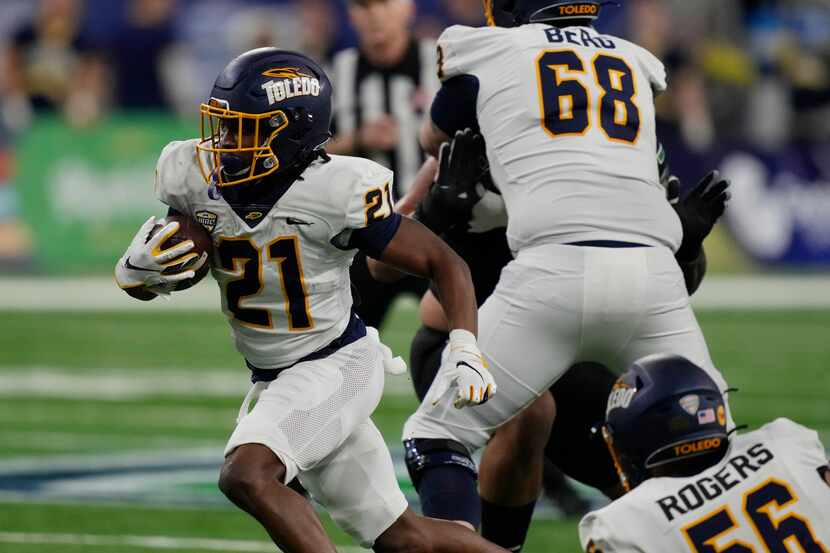 Toledo running back Jacquez Stuart (21) rushes during the first half of the Mid-American...