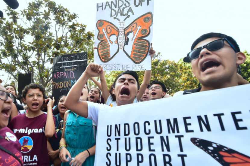 Jóvenes manifestantes protestan en Los Angeles ante la amenaza de eliminar del programa...