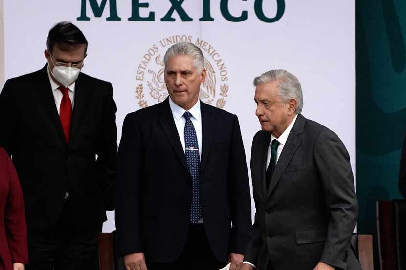 El presidente cubano Miguel Díaz-Canel, en el centro, acompaña al presidente de México,...