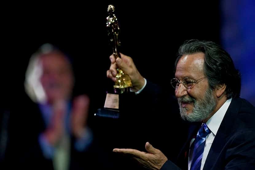 El director de cine Jorge Fons recibe un premio en la ceremonia de los Ariel, en el Palacio...