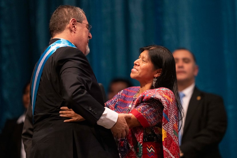 La congresista Sonia Gutierrez saluda al nuevo presidente guatemalteco Bernardo Arévalo.