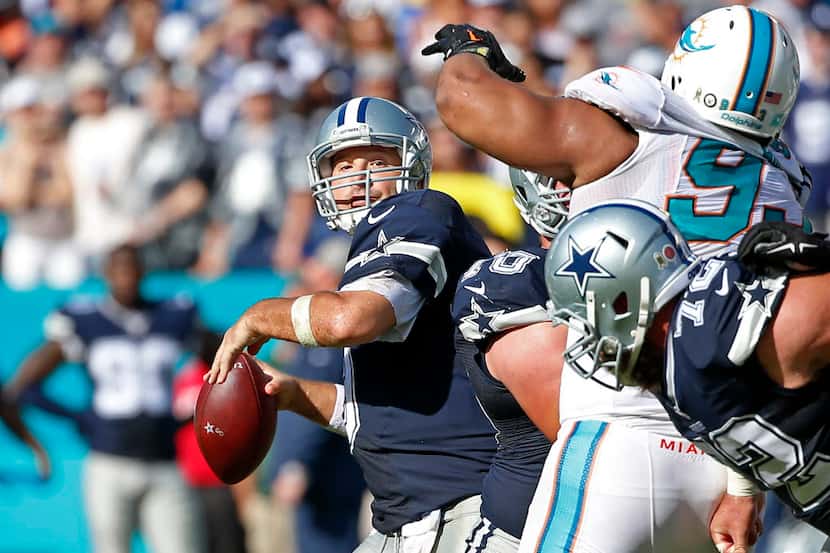 Dallas Cowboys quarterback Tony Romo (9) throws a touchdown pass to wide receiver Terrance...