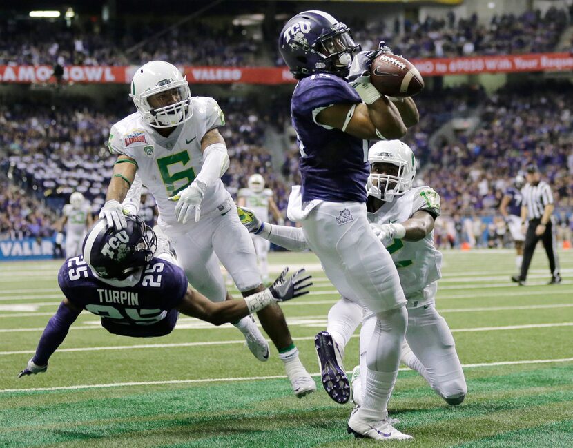 TCU wide receiver Jaelan Austin (15) catches a touchdown pass in front of Oregon cornerback...