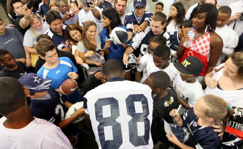 ORG XMIT: 1090110 Dallas Cowboys wide receiver Dez Bryant (88) signs autographs  for fans on...