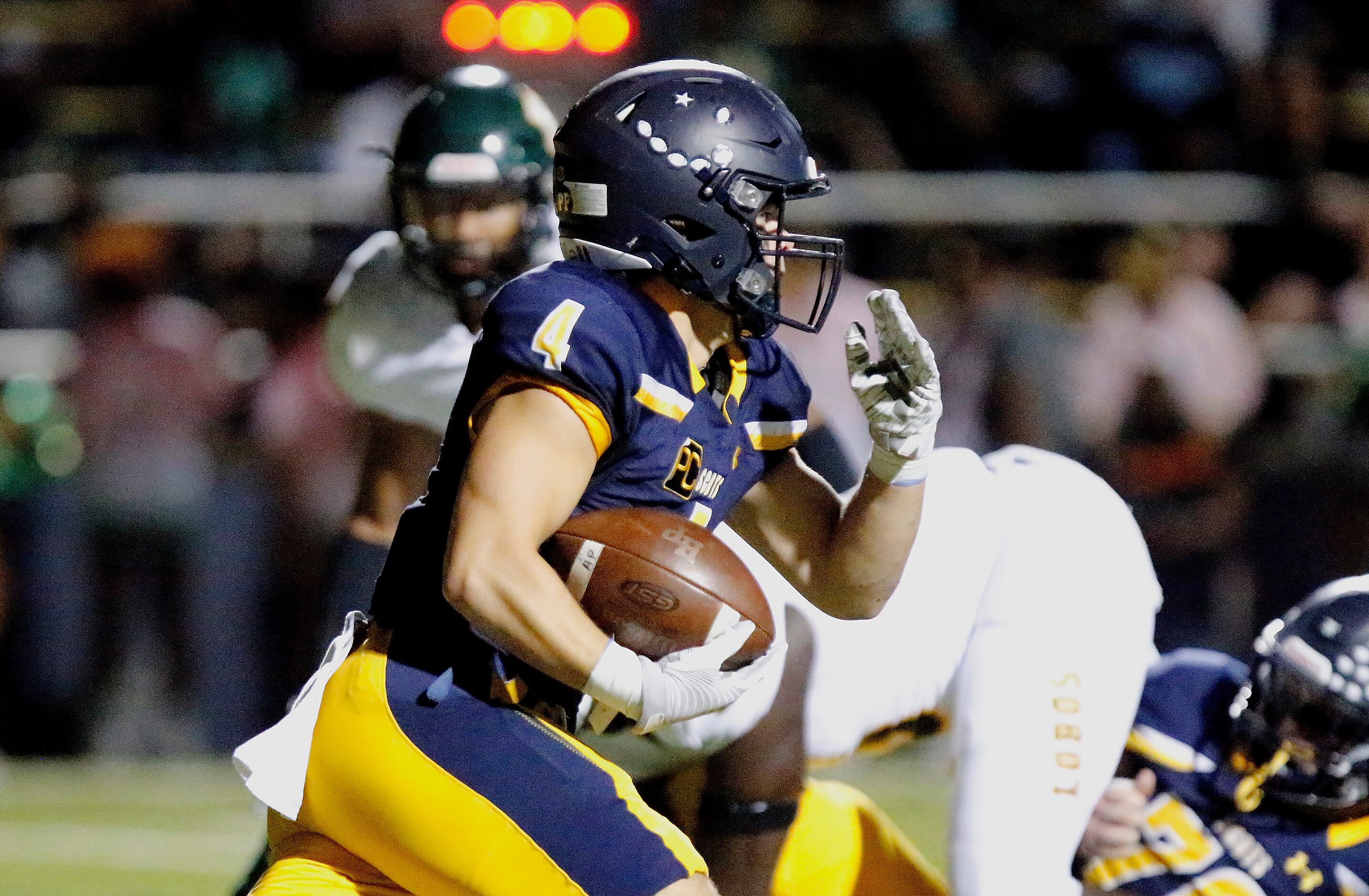 Highland Park High School running back Christian Reeves (4) carries the ball during the...