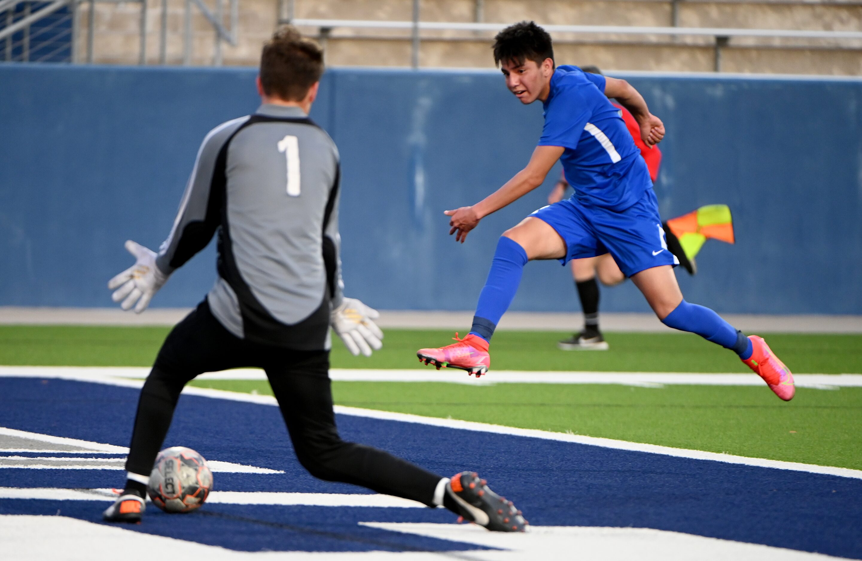 Allen’s Bryan Vallejo scores a goal on Flower Mound goalkeeper Landon Leach (1) in the...