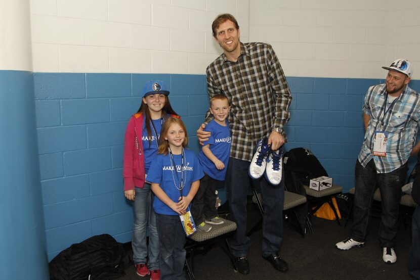 L to r, Xzandra Herrea, 13, Jadyn Raney, 7, Devin Dooley-Raney, 5, Dirk Nowitzki and John...