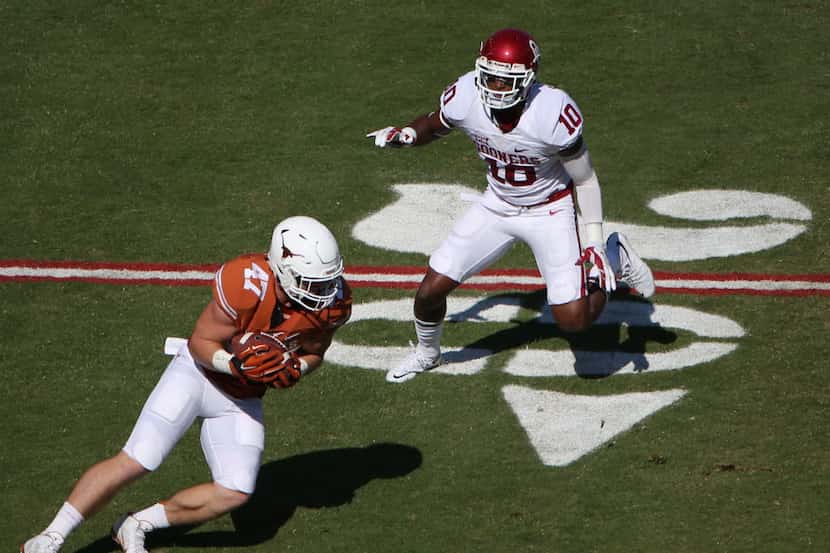 Texas Longhorns tight end Andrew Beck (47) makes a catche while being defended by Oklahoma...