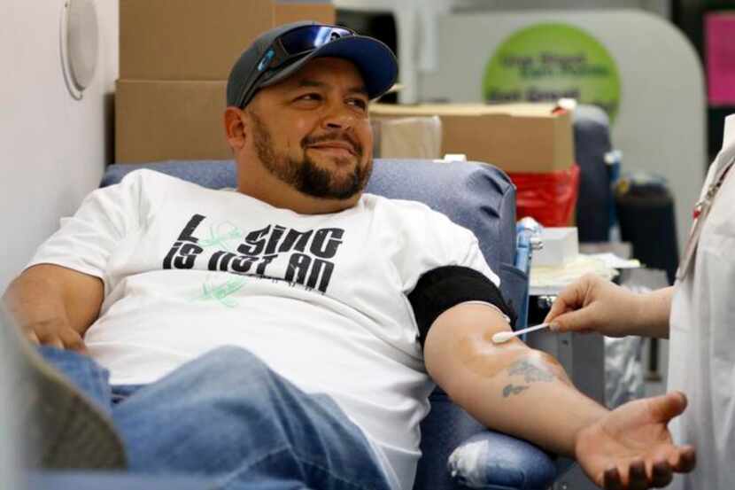Un hombre se prepara para donar sangre en un sitio móvil en el Norte de Texas. Durante el...