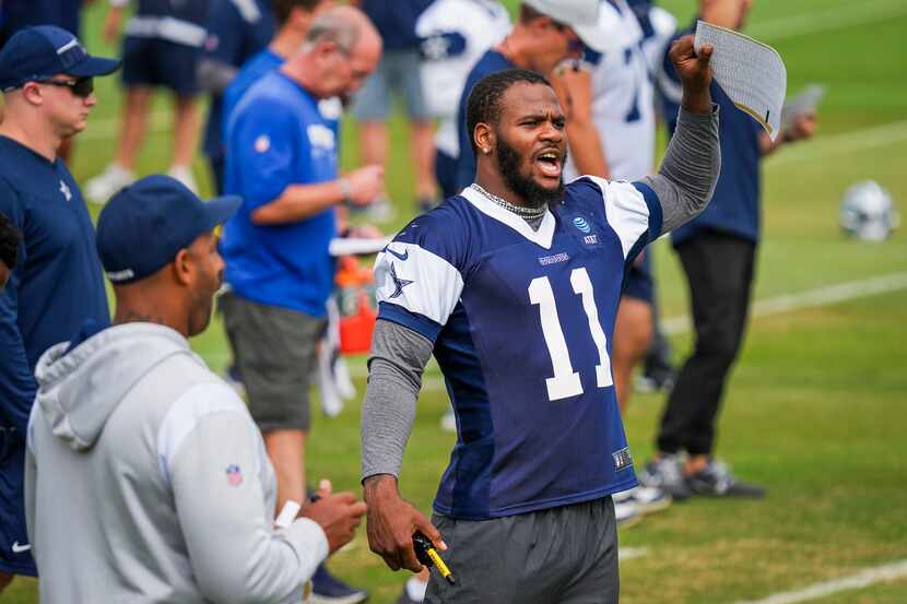 Dallas Cowboys linebacker Micah Parsons (11) calls in a play during a training camp...