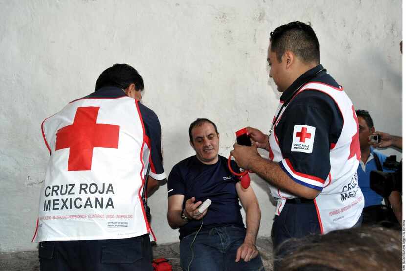 Paramédicos de la Cruz Roja le tomaron la presión al alcalde de Cuernavaca Cuauhtémoc Blanco...