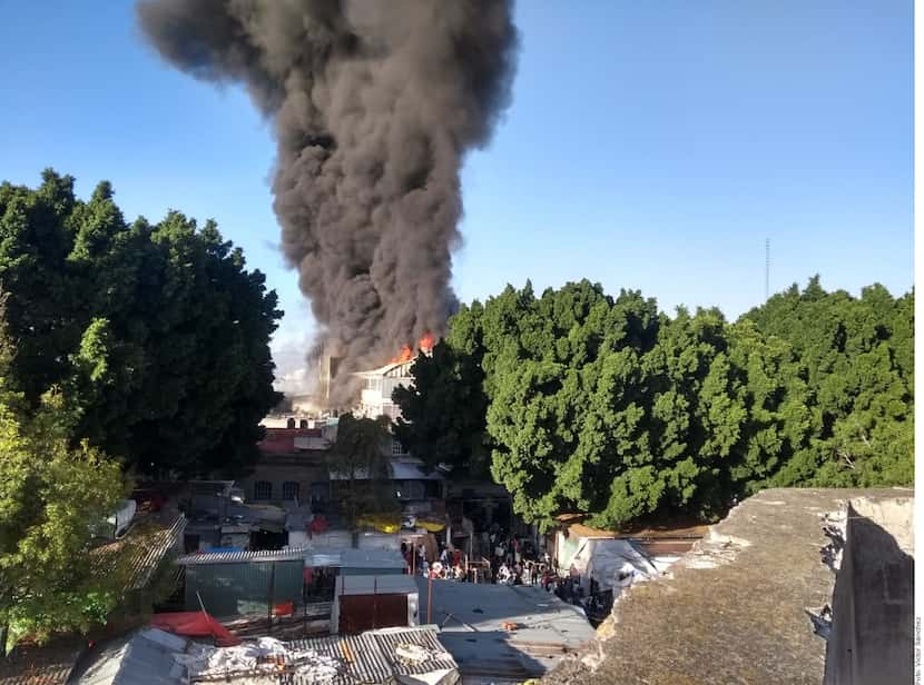 Un incendio dentro de una bodega de zapatos al interior de la Plaza Oasis se registra esta...