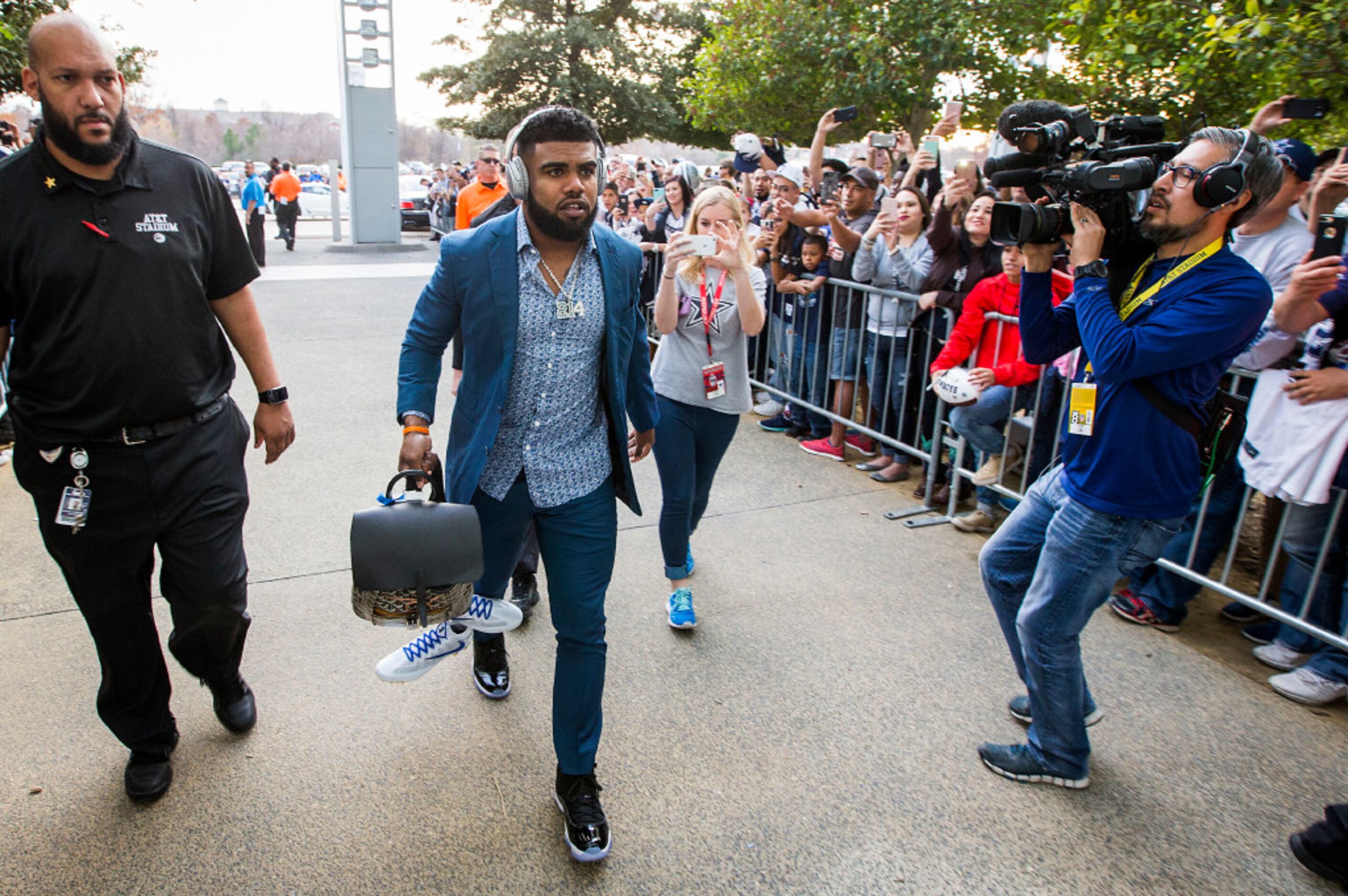 NFL star Ezekiel Elliott blasted after pulling down woman's shirt and  exposing breast at St Patrick's Day parade